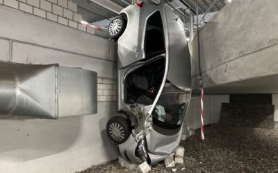 Parkhaus-Unfall in Füllinsdorf BL – Auto stürzt drei Meter in die Tiefe