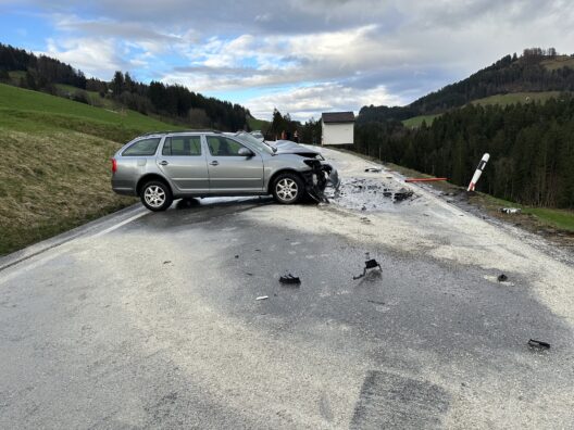 Bühler AR: Crash zwischen drei Autos – drei Personen verletzt Bühler AR: Crash zwischen drei Autos – drei Personen verletzt