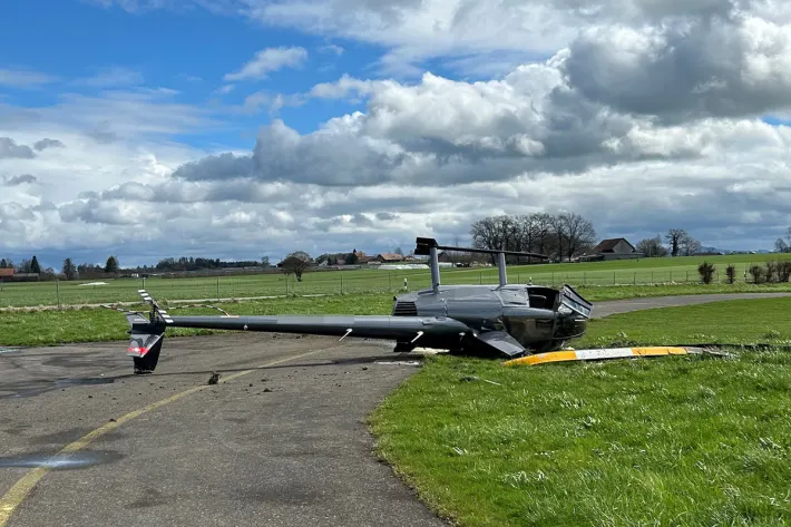 Polizeiticker Thurgau Sitterdorf TG - Helikopter beim Landeanflug verunfallt Polizeiticker Thurgau<br />
Sitterdorf TG - Helikopter beim Landeanflug verunfallt