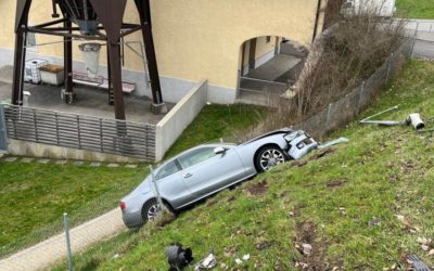 Unfall in Däniken SO – Gegen Kandelaber, über Böschung – aber unverletzt