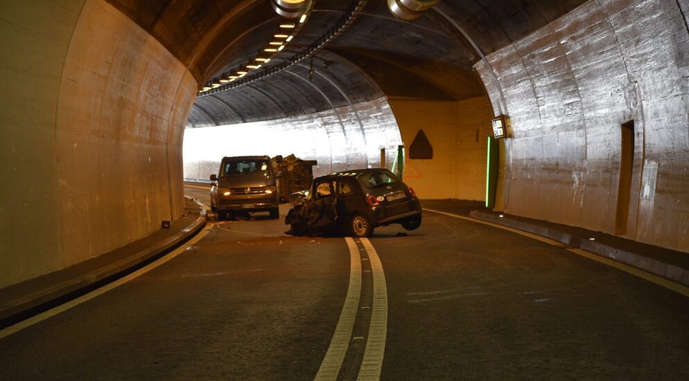 Unfall in Andeer GR / A13 – Autos krachen im Tunnel Rofla ineinander – Mann (†59) tot