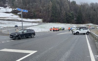 Trin GR – Kollision zwischen zwei PW und Autobrand auf der Hauptstrasse