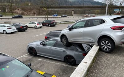 Würenlos AG / A1 – Gas- mit Bremspedal verwechselt und auf Fahrzeugdach gelandet