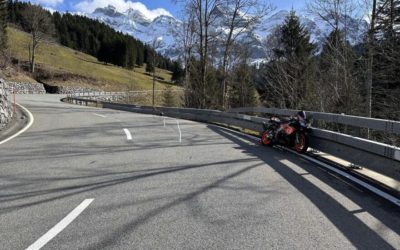 Urnäsch AR – Selbstunfall mit Aprilia endet in Leitplanke