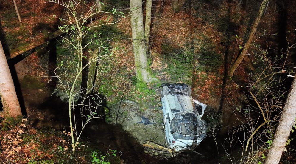 Unfall bei Reute AR – Lieferwagen stürzt 45 Meter in die Tiefe – zwei Verletzte