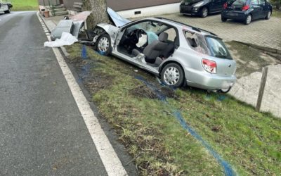 Schwarzenberg LU – Junger Autofahrer (19) prallt frontal gegen Baum und verletzt sich