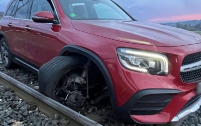 Ermensee LU – Mercedes-Fahrer landet auf Bahngleis