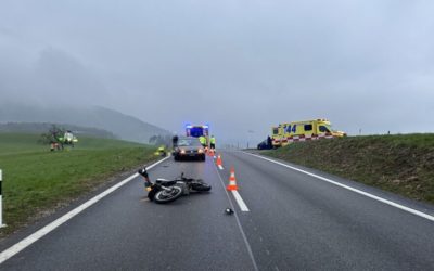 Kaisten AG – Motorradlenker (30) von Auto erfasst und schwer verletzt