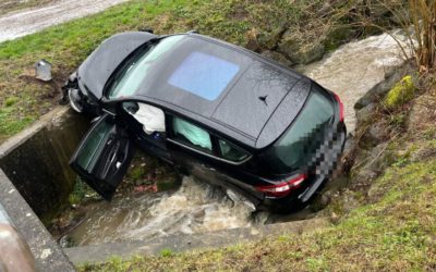 Güttingen TG – Auto landet im Bach – 74-Jähriger verletzt