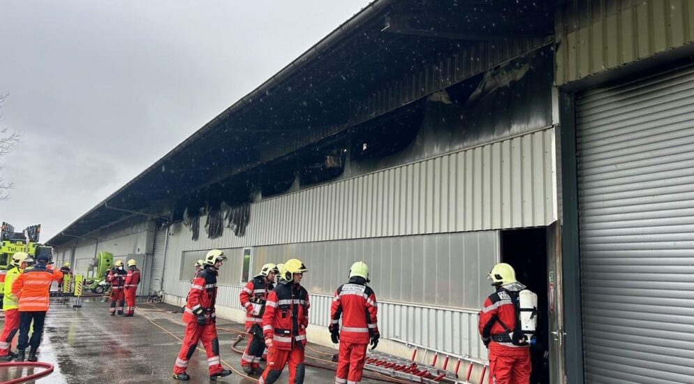 Hagenbuch ZH – Brand in Lagerhalle verursacht grossen Sachschaden