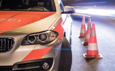 Ballwil LU – Verkehrsunfall – Auto landet auf Bahngleisen