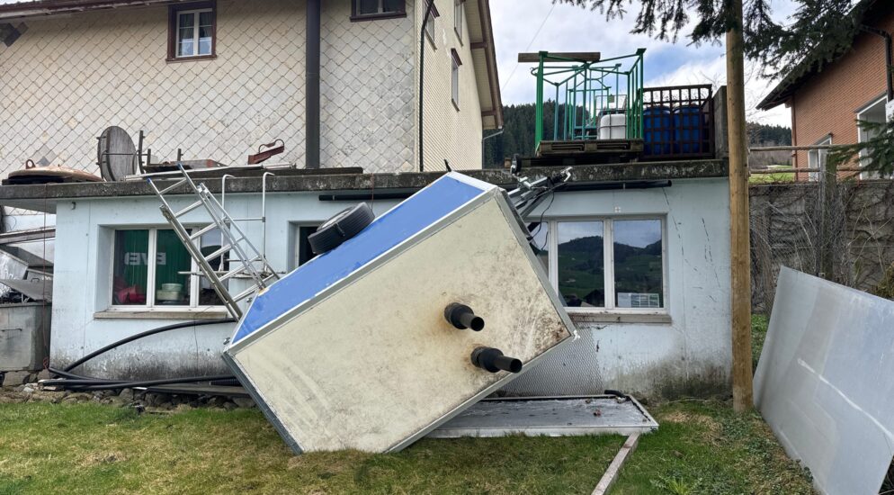 Appenzell AI/Gontenstrasse: Anhänger vom Wind weggeblasen Appenzell AI/Gontenstrasse: Anhänger vom Wind weggeblasen