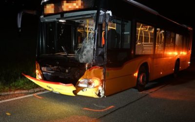 Kaltbrunn SG – Frontalkollision zwischen Lieferwagen und Postauto