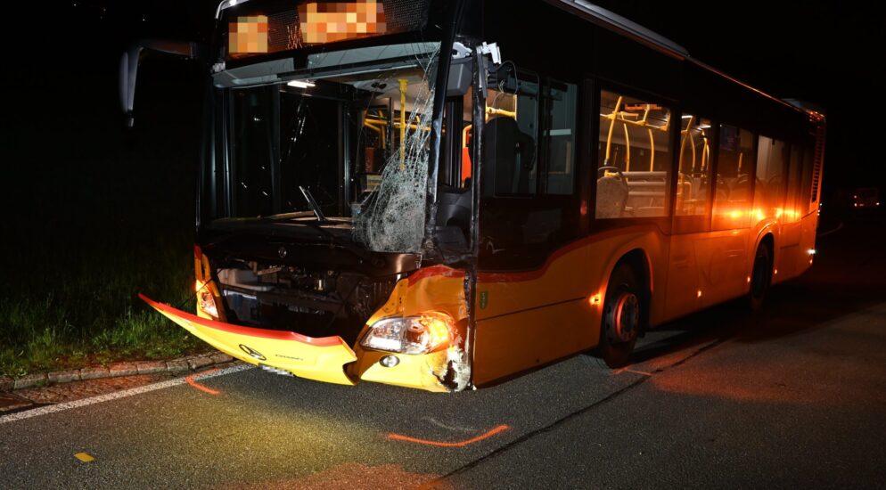 Kaltbrunn SG – Frontalkollision zwischen Lieferwagen und Postauto