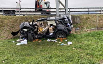 Hünenberg ZG / A4 – Mit Auto überschlagen – Fahrer lebensbedrohlich verletzt