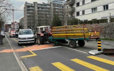 Stadt Zug ZG – Traktor verliert Frontgewicht und prallt in Auto