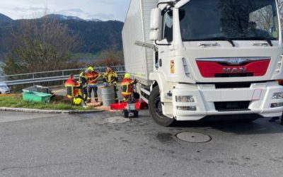 Fahrmanöver in Oberägeri ZG – Chauffeur schlitzt Lastwagen auf – Diesel ausgelaufen