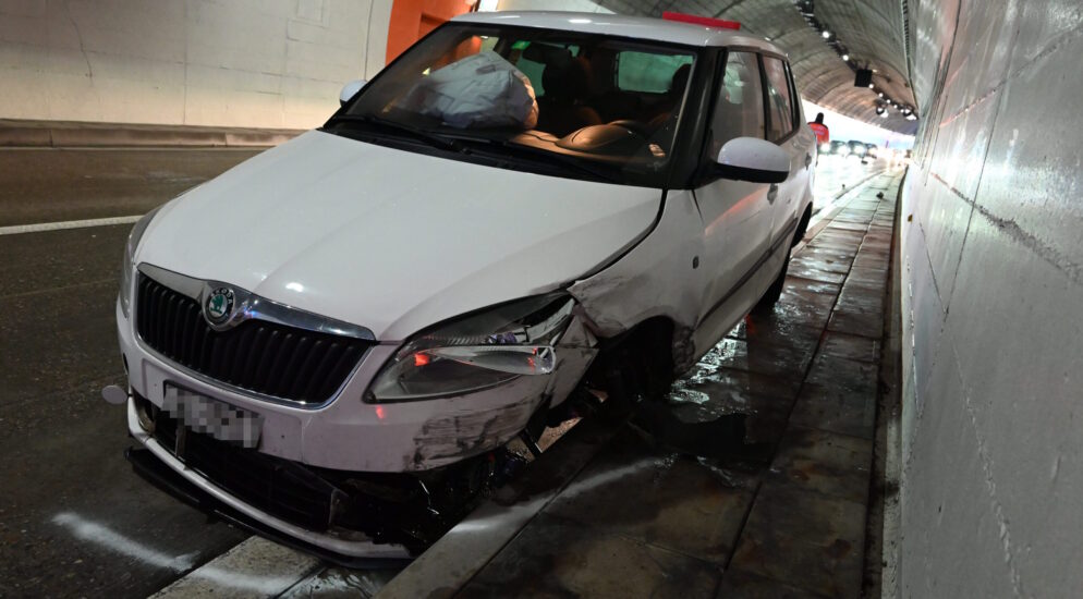 Murg SG / A3 – Autofahrer (22) nickt ein und prallt gegen Tunnelwände