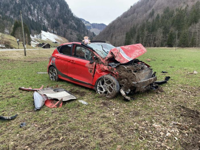 Ein Verletzter nach mehreren Überschlägen in Jaun FR