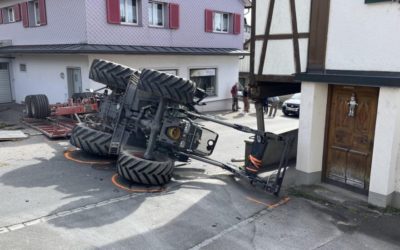 Uznach SG – 15-Jähriger verursacht grossen Unfall mit einem Traktor