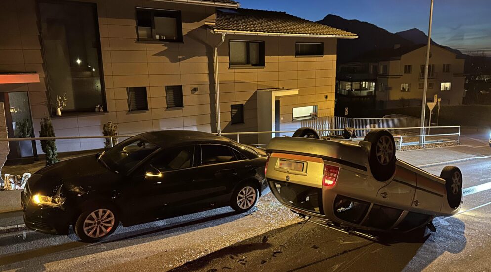 Rickenbach SZ – Autolenker (31) nach Selbstkollision auf dem Dach gelandet