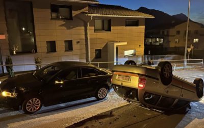 Rickenbach SZ – Autolenker (31) nach Selbstkollision auf dem Dach gelandet