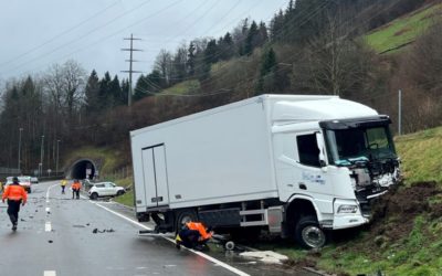 Wattwil SG – Autofahrerin (†43) stirbt bei Frontalkollision mit Lastwagen