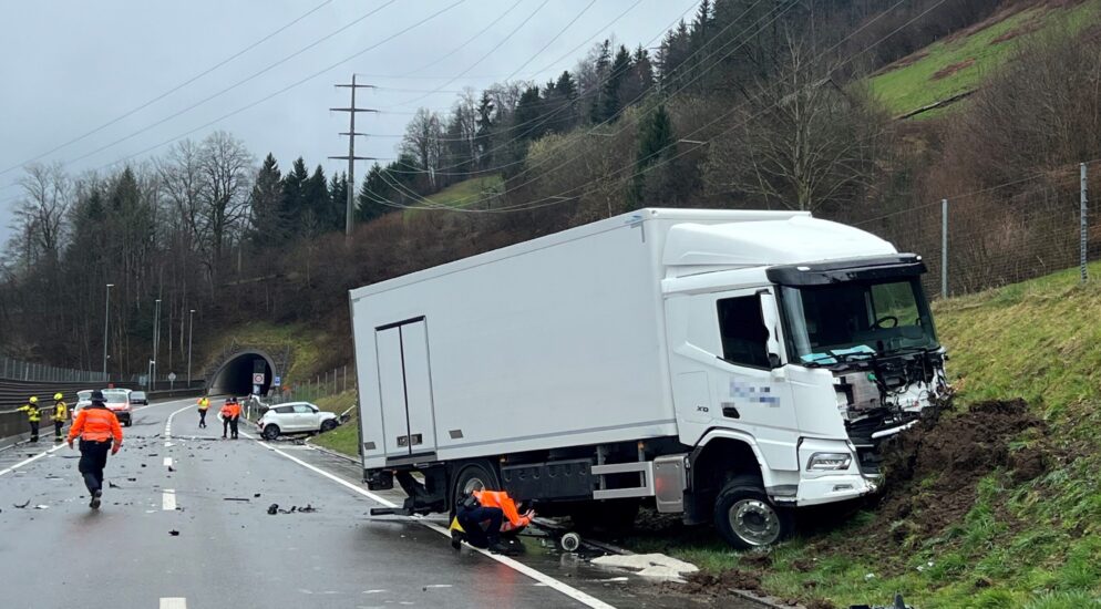 Wattwil SG – Autofahrerin (†43) stirbt bei Frontalkollision mit Lastwagen