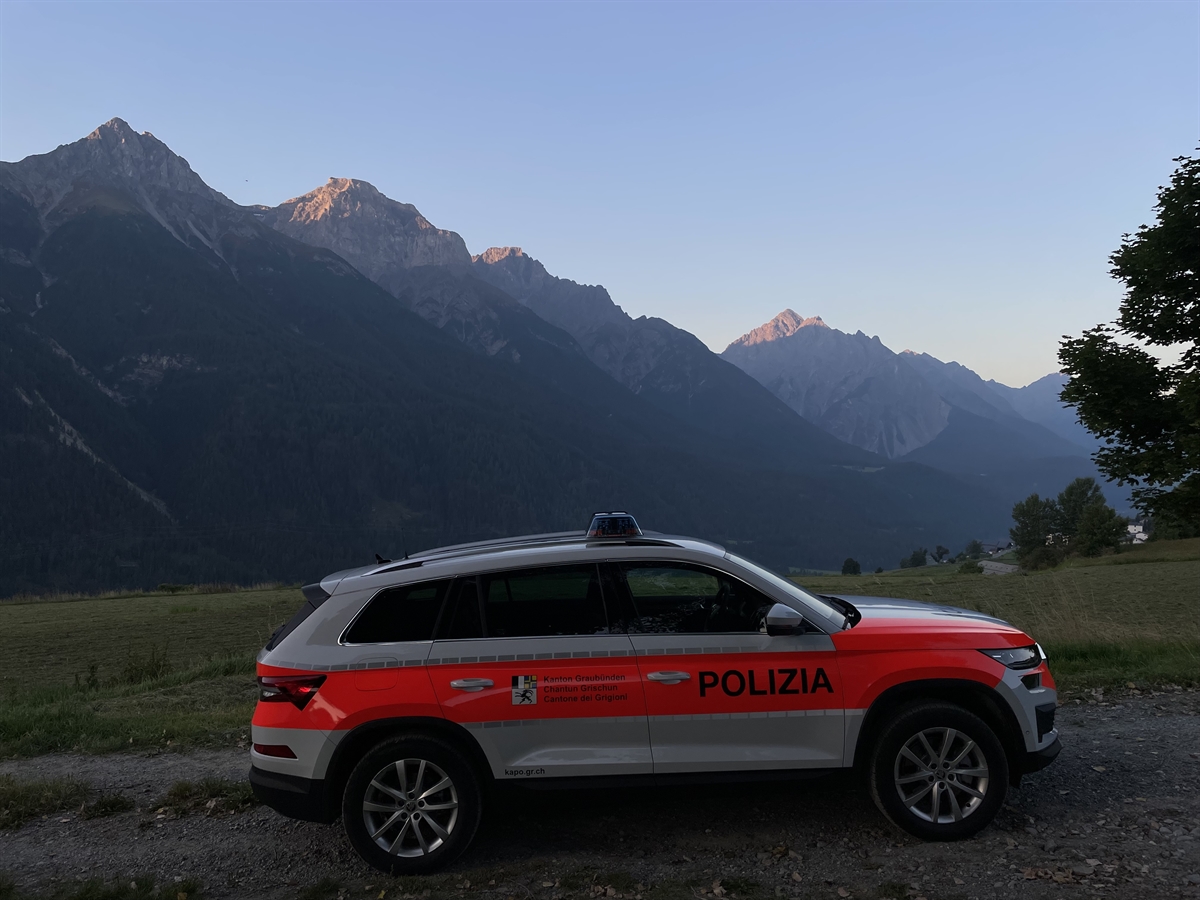 In Vals hat sich am Montagabend ein Arbeitsunfall mit einer Kettensäge ereignet. Ein Mann wurde dabei verletzt. In Vals hat sich am Montagabend ein Arbeitsunfall mit einer Kettensäge ereignet. Ein Mann wurde dabei verletzt.