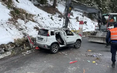 Ardez GR – Auto mehrfach überschlagen