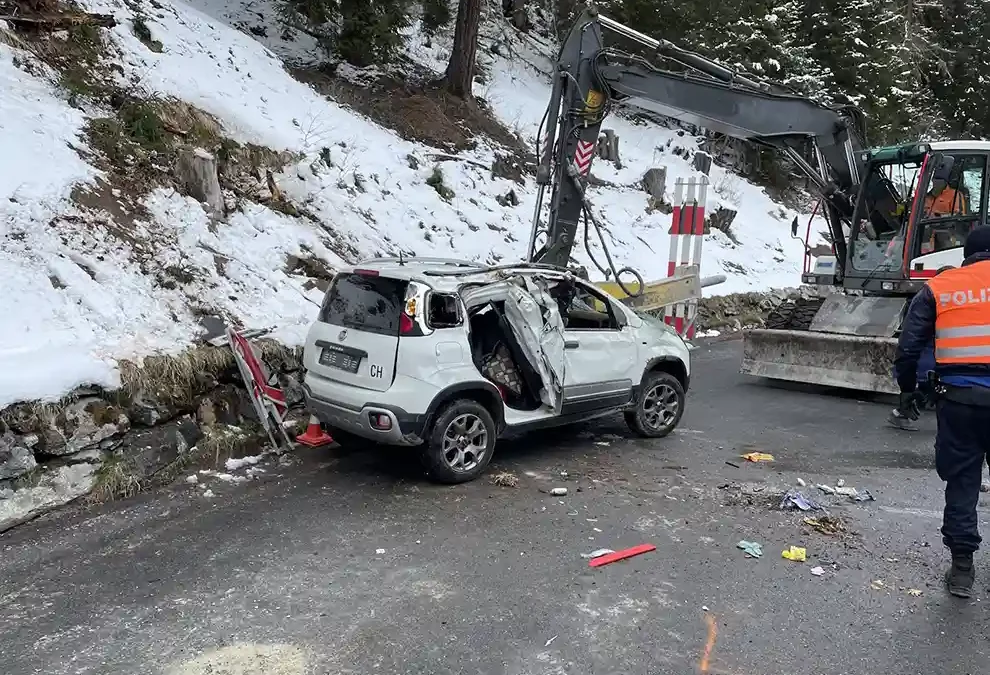 Ardez GR – Auto mehrfach überschlagen