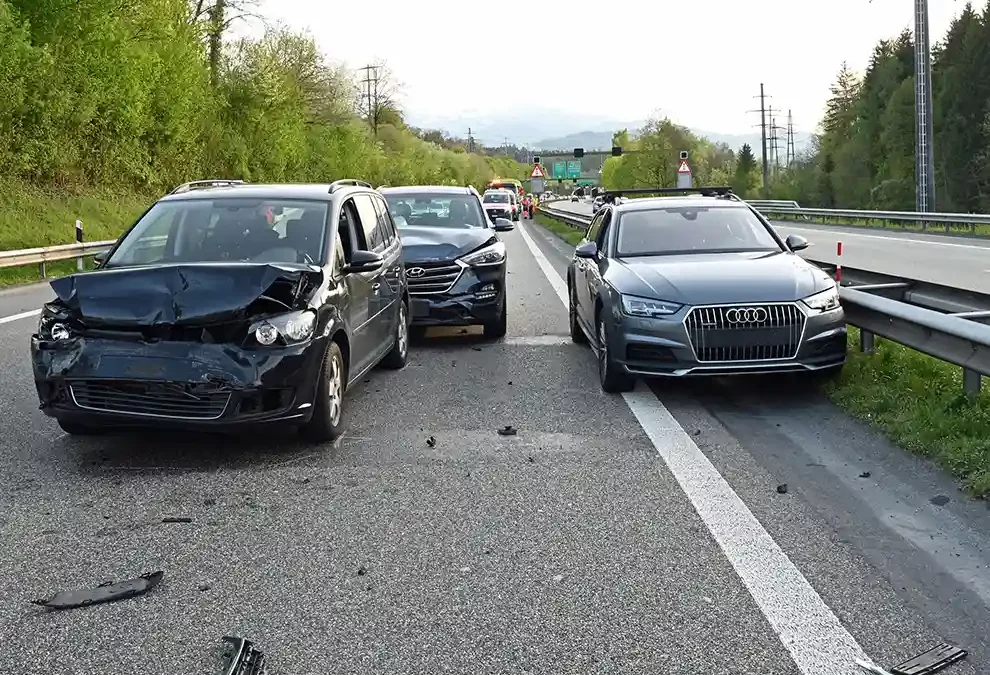 Ebikon LU – Drei Leichtverletzte bei Auffahrkollisionen auf Autobahn A14
