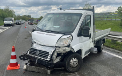 Sempach LU / Autobahn A2 – Lieferwagen kollidiert mit Mittelleitplanke