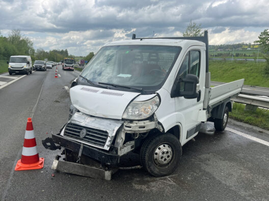 Sempach LU / Autobahn A2 – Lieferwagen kollidiert mit Mittelleitplanke