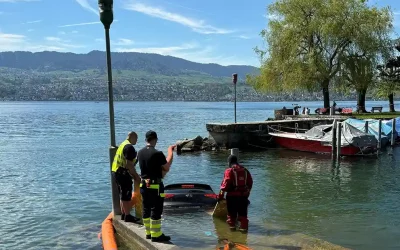 Stäfa ZH – Auto stürzt in Zürichsee