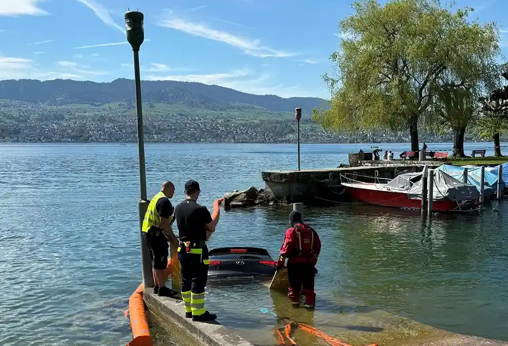 Stäfa ZH – Auto stürzt in Zürichsee