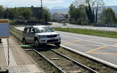 Zufikon AG – Mit Auto in Gleisbett gefahren