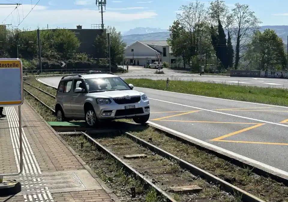 Zufikon AG – Mit Auto in Gleisbett gefahren