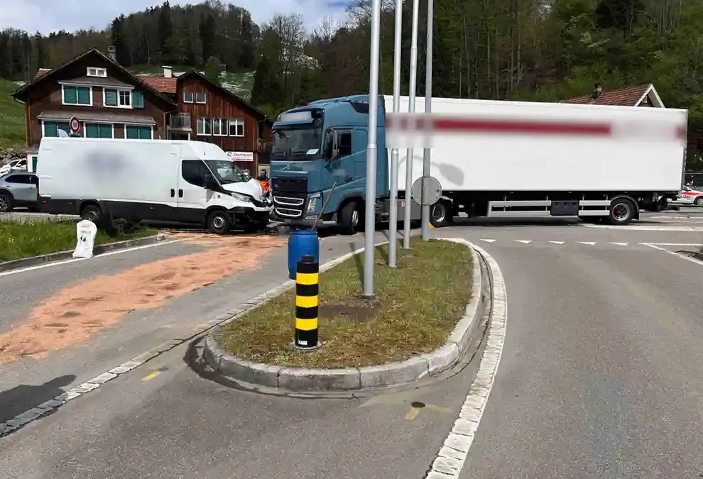 Ebnat-Kappel SG – Unfall zwischen Sattelmotorfahrzeug und Lieferwagen – Zeugenaufruf