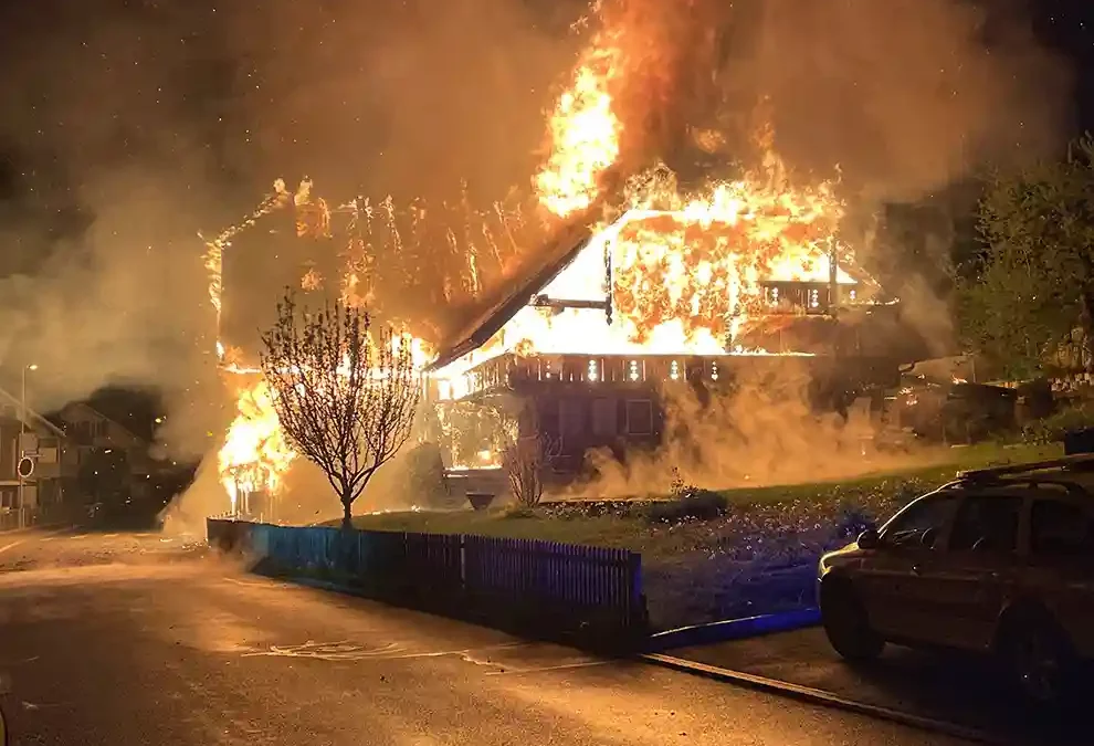 Heimberg BE – Bauernhaus in Vollbrand
