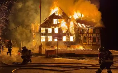 Baar ZG – Unbewohntes Riegelhaus in Vollbrand