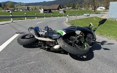 Bennau SZ – Verletzter Motorradfahrer nach Selbstunfall