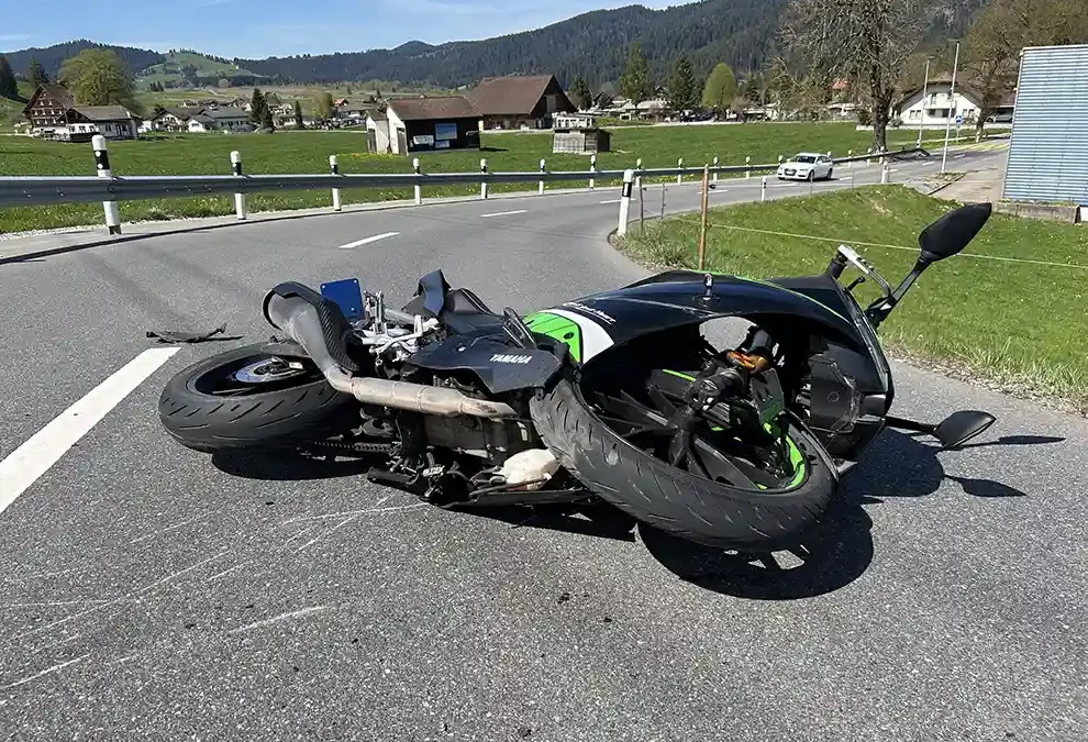 Bennau SZ – Verletzter Motorradfahrer nach Selbstunfall