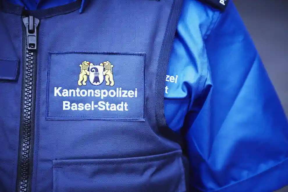 Basel Stadt – Elektroroller fährt in Fussgängerin und flüchtet – Zeugenaufruf