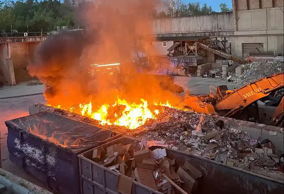 Birsfelden BL – Brandfall in Abfallentsorgungsstelle erfordert Feuerwehreinsatz