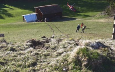 Tälfsch GR – Autolenker (75) kommt von Feldweg ab – ins Spital geflogen