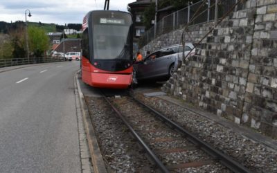 Totalschaden in Speicher AR – Zug kollidiert mit Auto