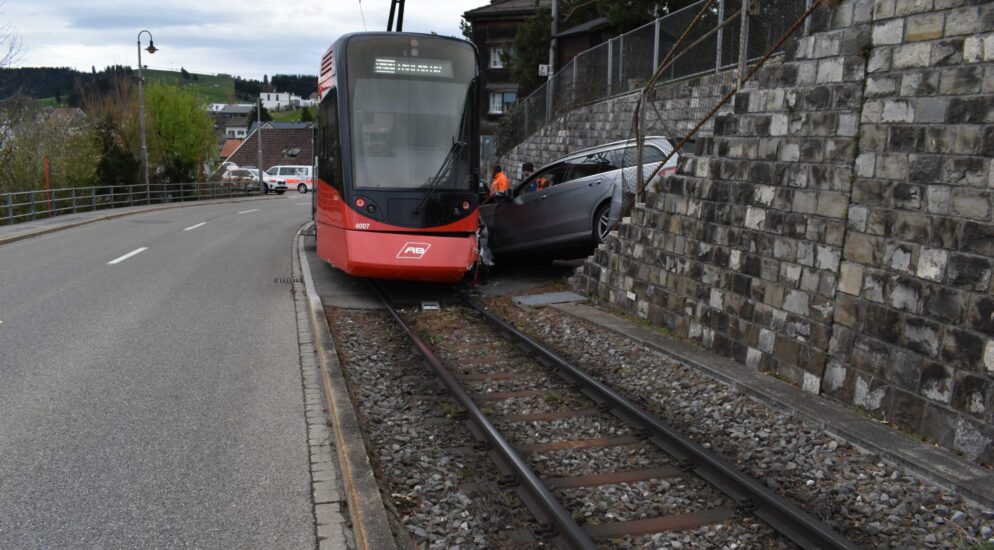 Totalschaden in Speicher AR – Zug kollidiert mit Auto