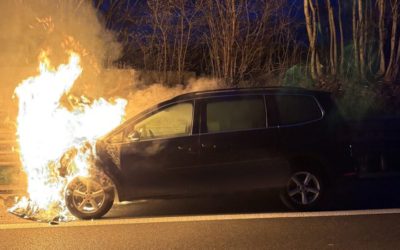 Sempach LU / Autobahn A2 – Auto komplett ausgebrannt