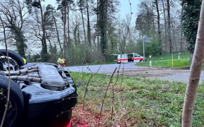 Rheinau ZH – 21-Jähriger erwischt Linkskurve nicht – Auto überschlägt sich
